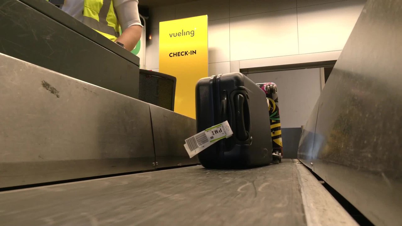 Reencuentros muy esperados en el aeropuerto de Sevilla