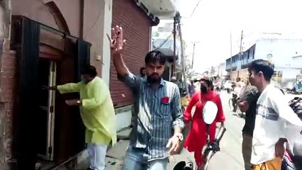 Tải video: राह चलते छेड़छाड़ करने वाले मनचले को लड़की को चप्पलों से पीटा