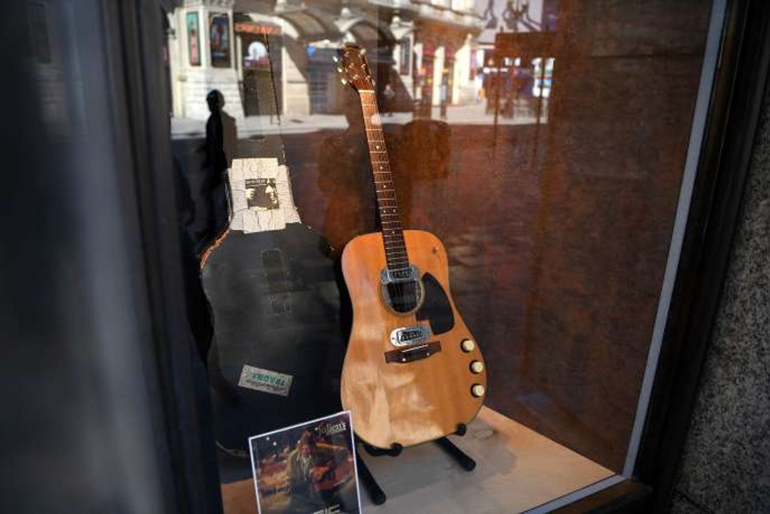 La guitare du chanteur Kurt Cobain vendue à un prix record aux enchères !