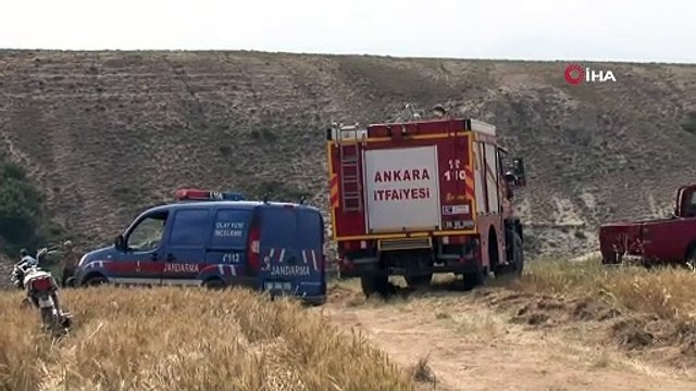 Ankara'da eğitim uçuşu sırasında pilotların paraşütle atlaması böyle görüntülendi