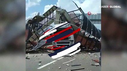 TIR'ın çarptığı üst geçit kara yoluna devrildi