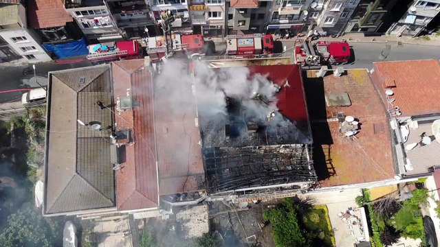 İstanbul Boğazı’na sıfır binanın çatısı alev alev yandı