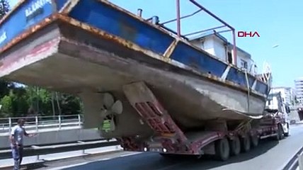 Tekne yüklü TIR, alt geçitten geçemedi