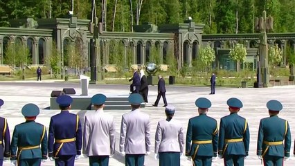 Putin homenageia mortos na guerra em nova catedral