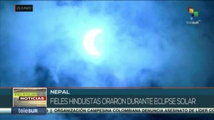 Oran hinduistas en Nepal durante eclipse solar