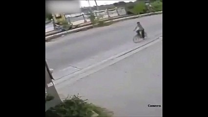 Скачать видео: Un cycliste vraiment très chanceux... Bon karma