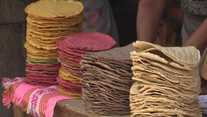 Mujeres de Teopisca mantienen viva la tradición del maíz de colores en México