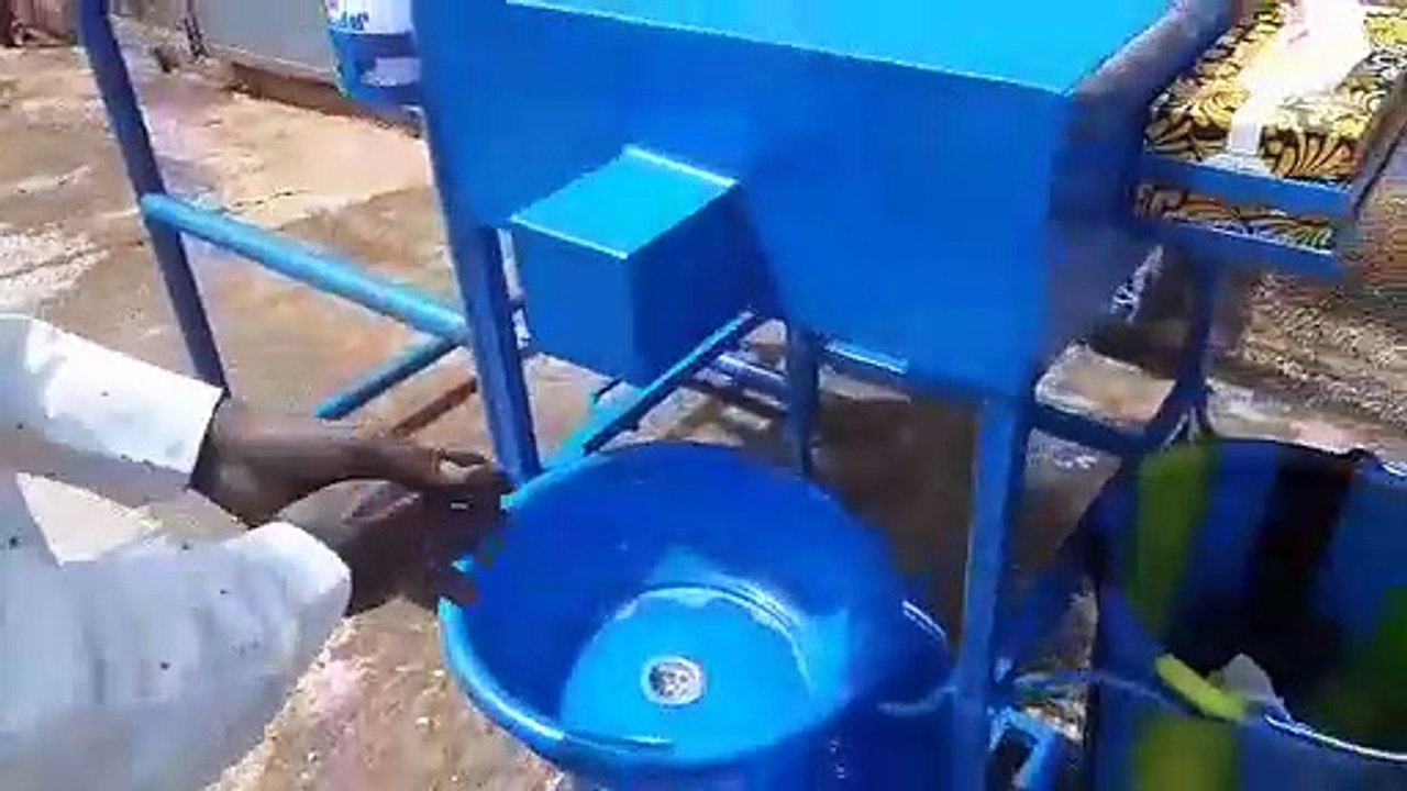 Aguibou Barry, fondateur de Fapel-Guinée présente son kit de lavage de mains public