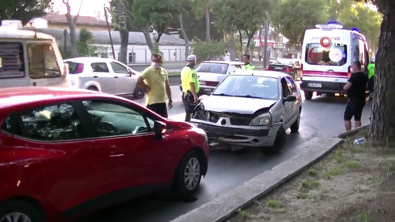 Köpeğe çarpmamak için direksiyonu kırınca kaza yaptı