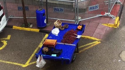 Keşan’da şiddetli yağış sebebiyle, binanın gevşeyen dış kaplaması aracın üzerine düştü