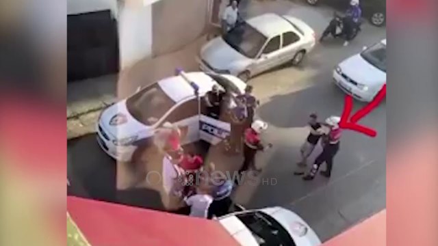 Policisë nuk u mbajnë duart, polici grushton të prangosurin, kolegu i “Shqiponjave” e mban nga duart