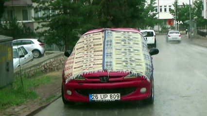 Bilecik'te misket büyüklüğünde dolu yağdı...Sular içinde mahsur kalan araç ve sürücüsü suların çekilmesini bekledi