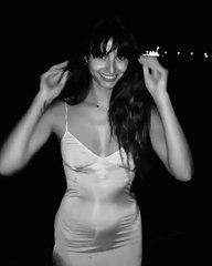 Θα τα χάσεις! Η Ηλιάνα Παπαγεωργίου τα «πέταξε όλα» και βούτηξε στη θάλασσα