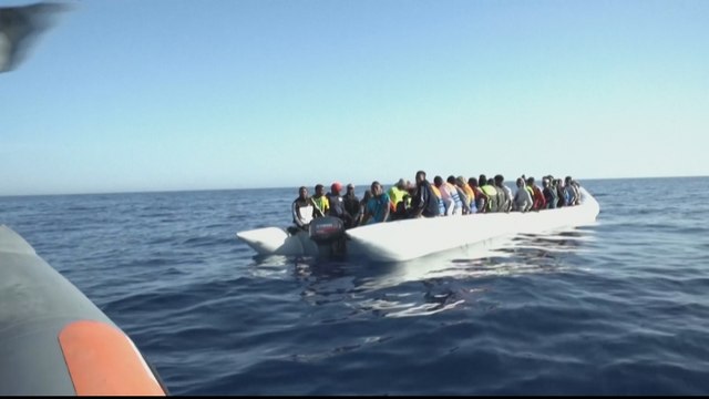 Hundreds of rescued migrants arrive in Italy