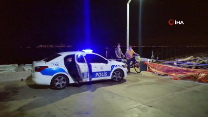 Maltepe sahilde bir genç kendisini denize bıraktı