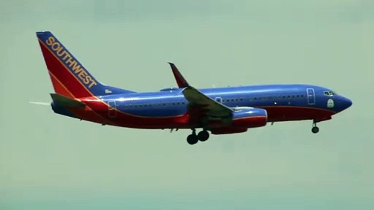 Southwest Airlines Boeing 737-700 Landing at St. Louis Lambert Intl