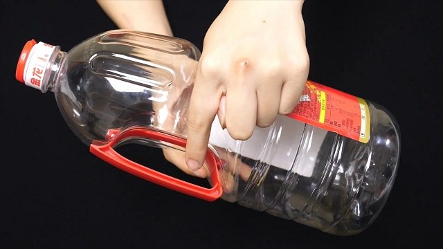 【Waste utilization-plastic oil drums】这种油壶手柄不要扔，把它挂在卫生间，全家人都要抢着用，太棒了