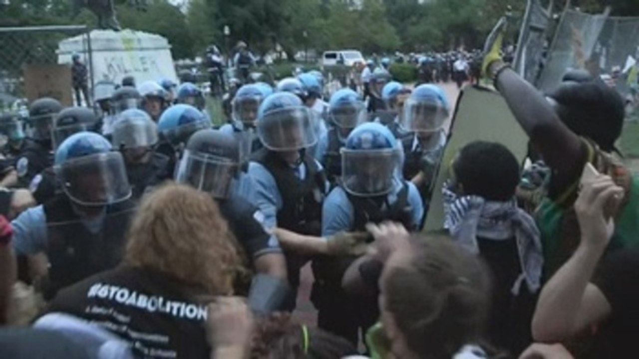 Policía evita que derriben estatua de expresidente enfrente a la Casa Blanca