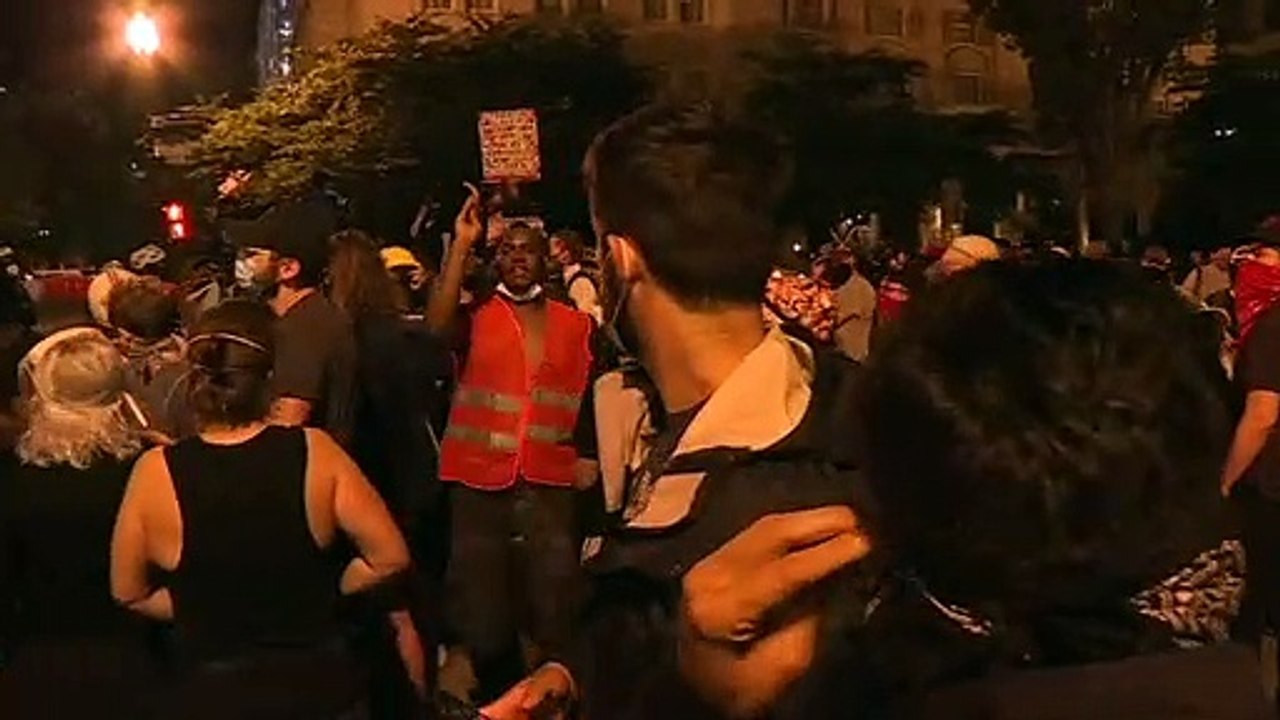 Manifestantes intentan derribar estatua cerca de la Casa Blanca