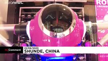 شاهد: الصين تفتتح أول مطعم يعمل بالروبوتات في استقبال وتحضير وتقديم الوجبات للزبائن