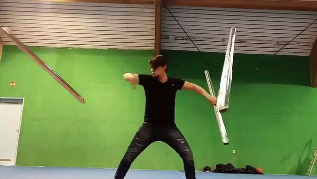 Jongle en 3D avec des tubes attachés par des cordes !