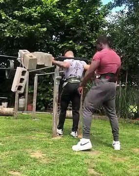 Trop lourde : cette haltère casse sous le poids des parpaings !