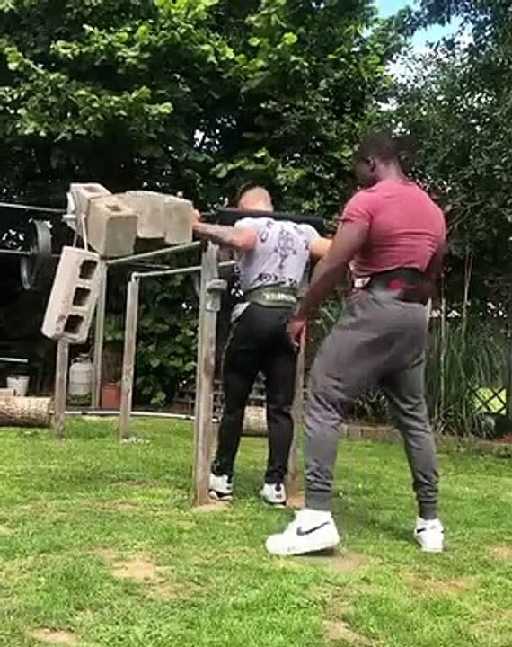 Trop lourde : cette haltère casse sous le poids des parpaings !