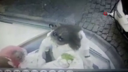 Çocuğuna yemek yediren Annenin telefonunun çalınması kamerada