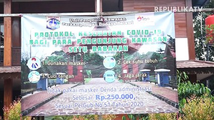 Sejumlah wisatawan saat menaiki perahu naga di Setu Babakan, Jakarta.