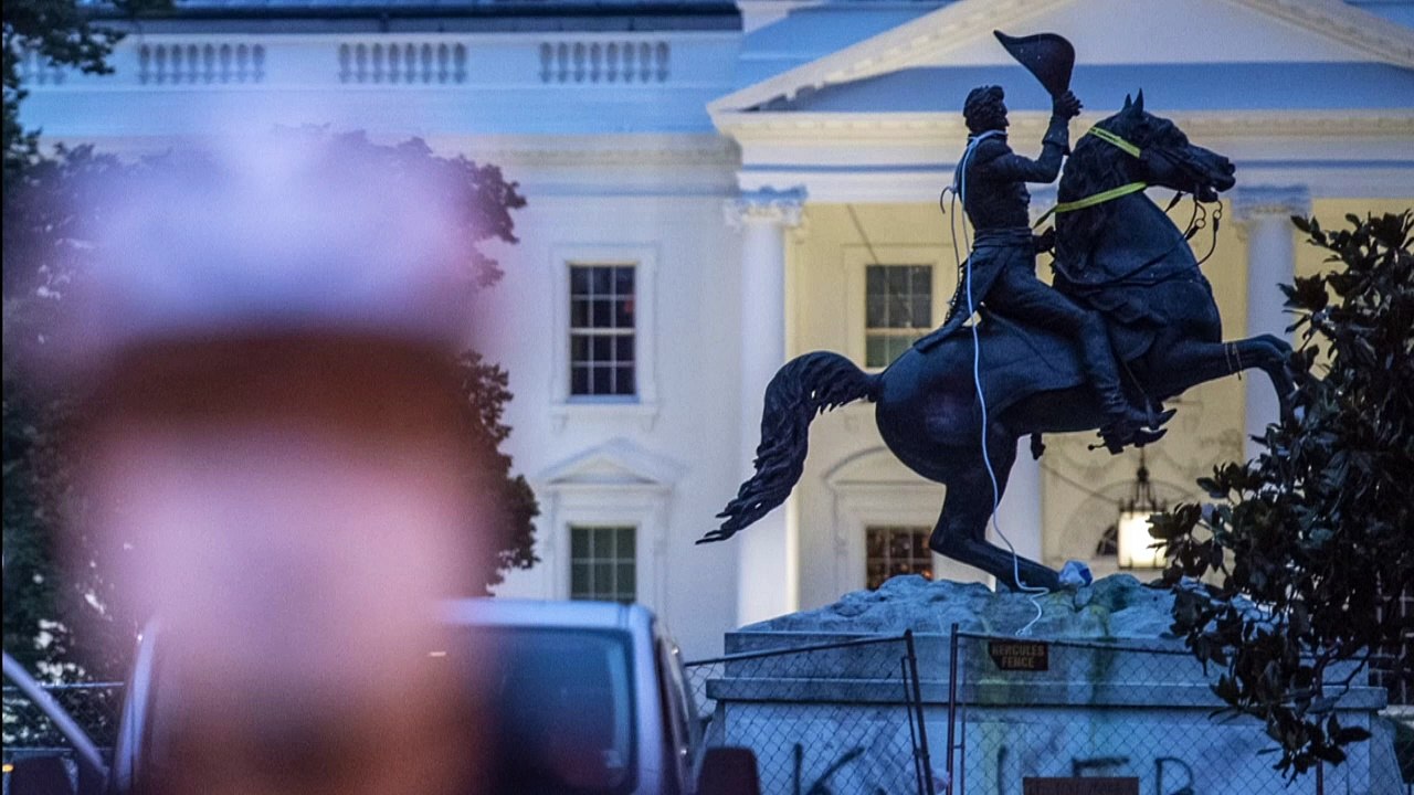 Demonstranten wollen Präsidenten-Statue vor Weißem Haus stürzen