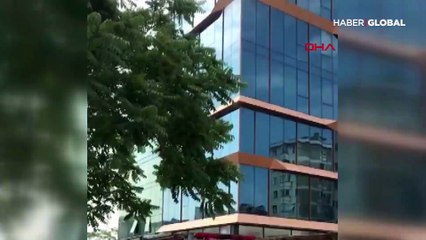 Kadıköy'de 10 katlı iş merkezinde yangın