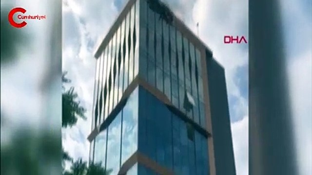 Kadıköy'de 10 katlı iş merkezinin çatısında yangın