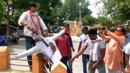 उप्र: उद्योग व्यापार मंडल इकदिल ने फूंका चीन के राष्ट्रपति का पुतला