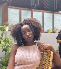 عبير سندر تعلق على انتقاد معجبة لشعرها المجعد