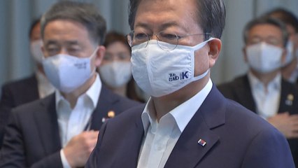 문 대통령, '6·25 전사자 기억' 배지 달기 운동 동참 / YTN