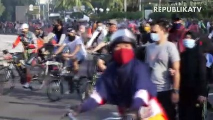 Warga berolahraga saat kegiatan Hari Bebas Kendaraan Bermotor (HBKB) di Kawasan Bundaran HI, Jakarta.