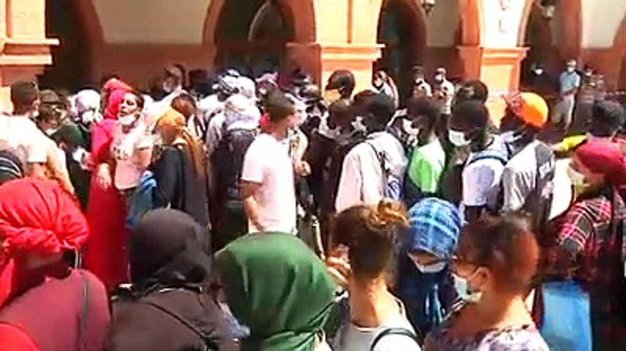 Colas de extranjeros en Palos de la Frontera para poder empadronarse en España y conseguir la "paguita" a costa de todos los españoles