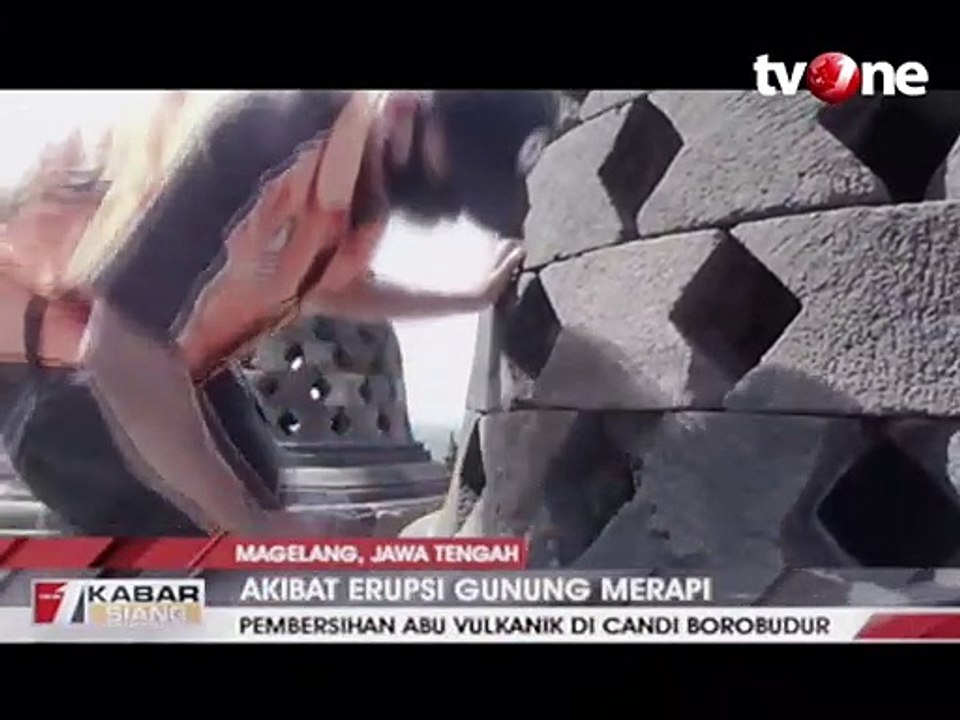 Petugas Bersihkan Abu Vulkanik dari Candi Borobudur