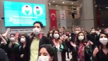 İstanbul Çağlayan Adliyesi'ndeki avukatlar, Ankara'daki barikatların açılma haberini böyle karşıladı