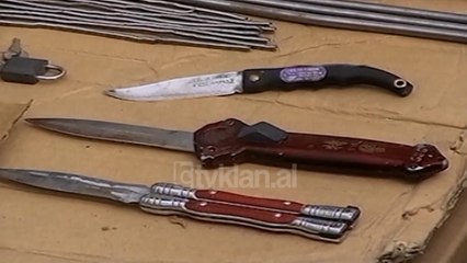 Thikat e rrezikshme qe shiten rruges - (26 Qershor 2000)