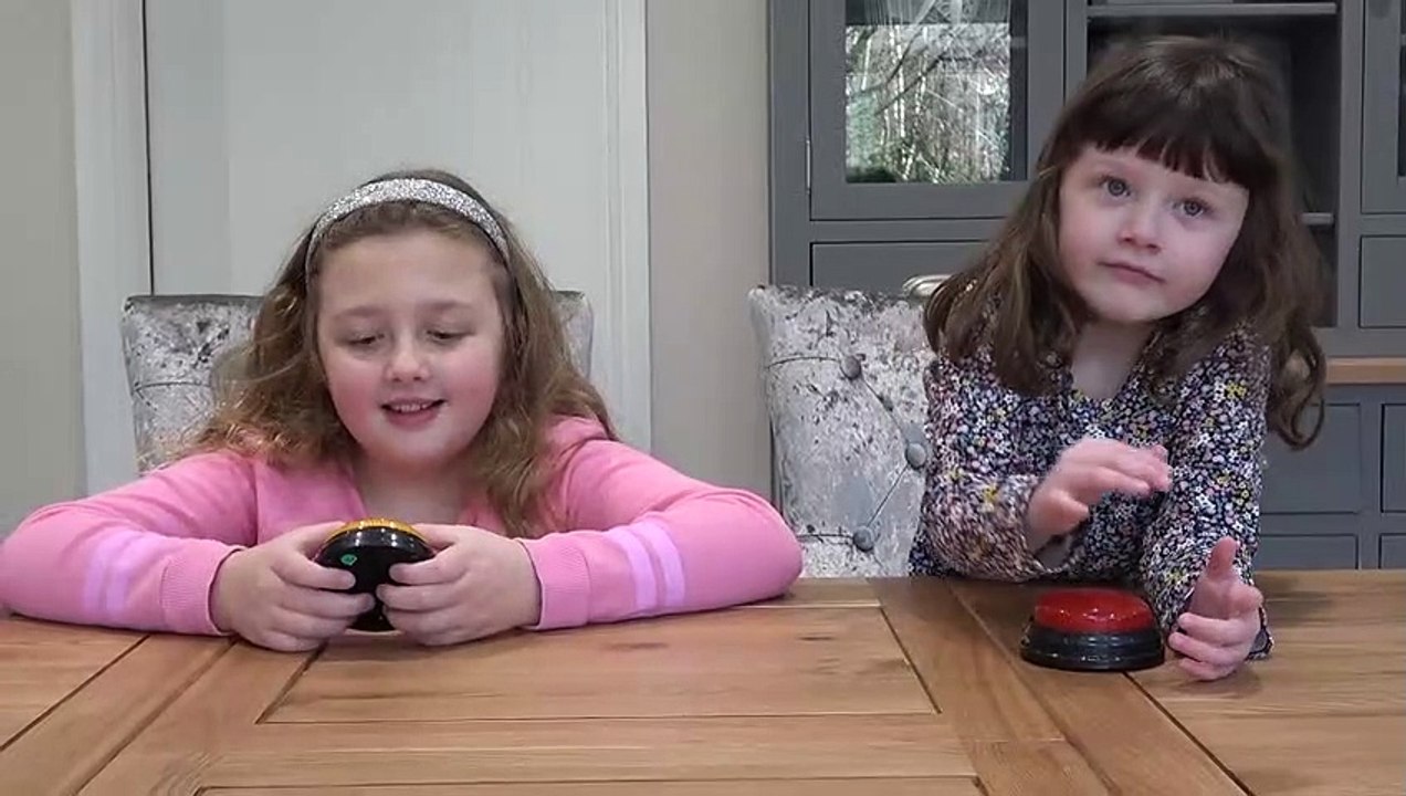Sophia, Isabella e Alice Lendo Cartas
