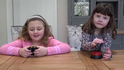 Sophia, Isabella e Alice Lendo Cartas