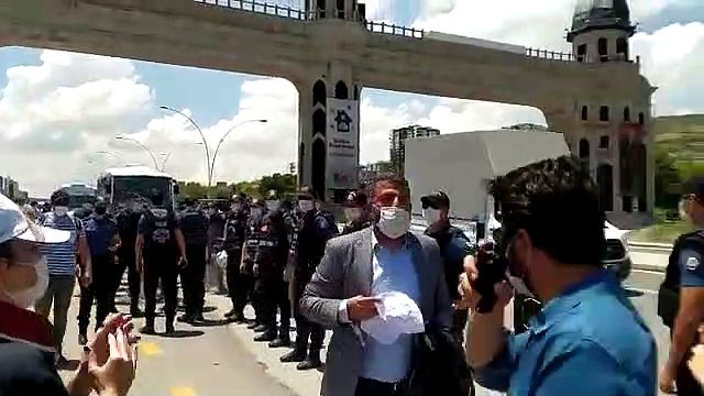 Baro başkanlarını temsilen alana yürüyen Mersin Baro Başkanı alkışlarla karşılandı