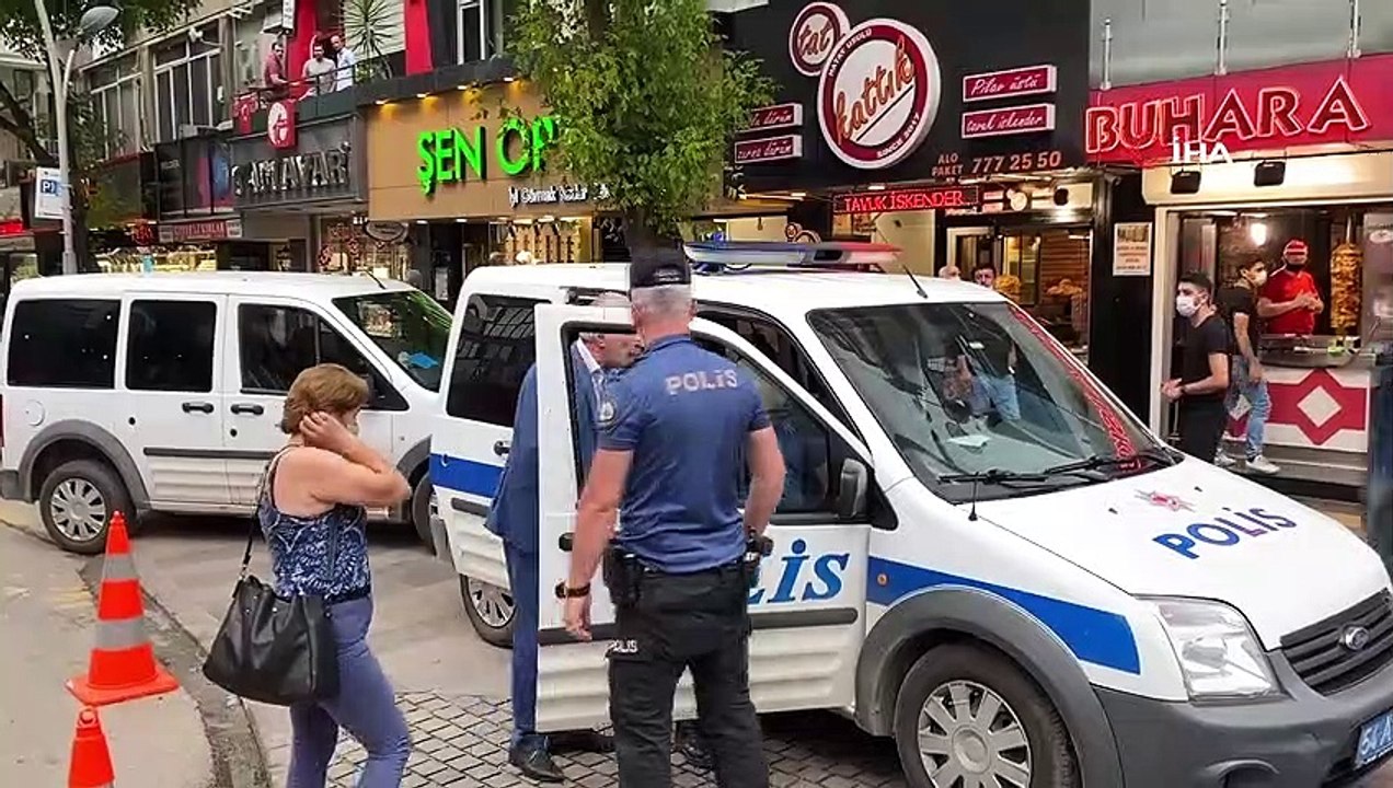 Yüzünde olması gereken maskeyi elinde taşıdığı yetmedi polise tepki gösterdi