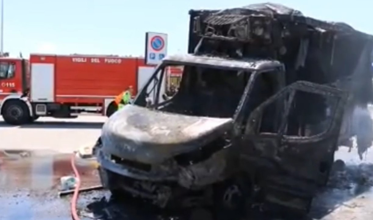 Vicenza - Camion frigo in fiamme nel parcheggio...