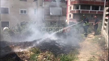 Descargar video: Report TV - Zjarr pranë një kabine elektrike dhe një shkolle në Patos