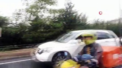 İstanbul’da göle dönen yolda araçlar mahsur kaldı