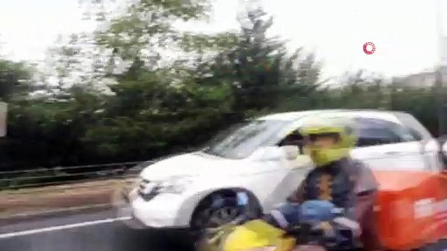 İstanbul’da göle dönen yolda araçlar mahsur kaldı