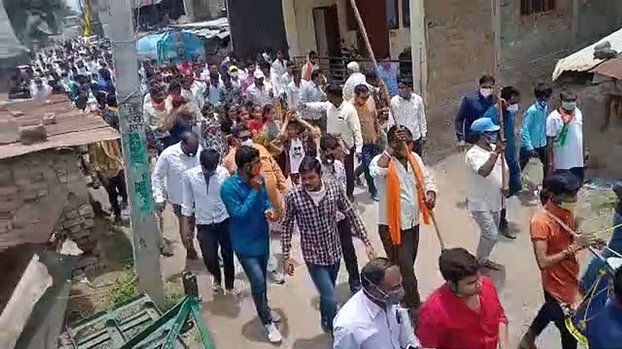 कोरोना की चिंता छोड़ जनसंपर्क में जुटे मंत्री सिलावट, फिजिकल डिस्टेंसिंग का उड़ा मजाक