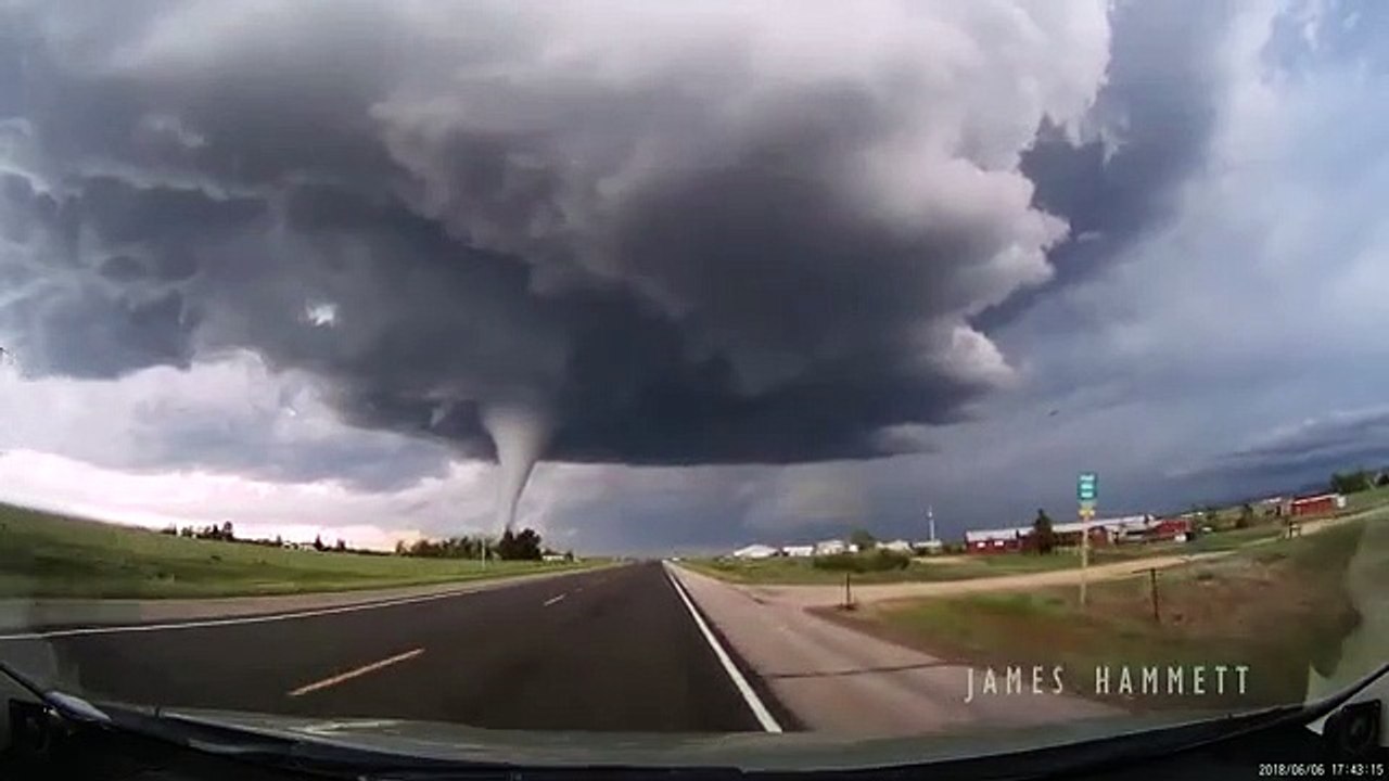Dashcam d'une tornade dans le Wyoming